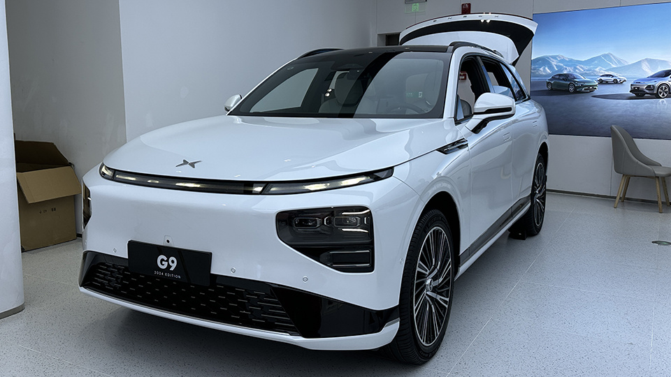 小鹏最新款智能电动汽车，新时代的里程碑